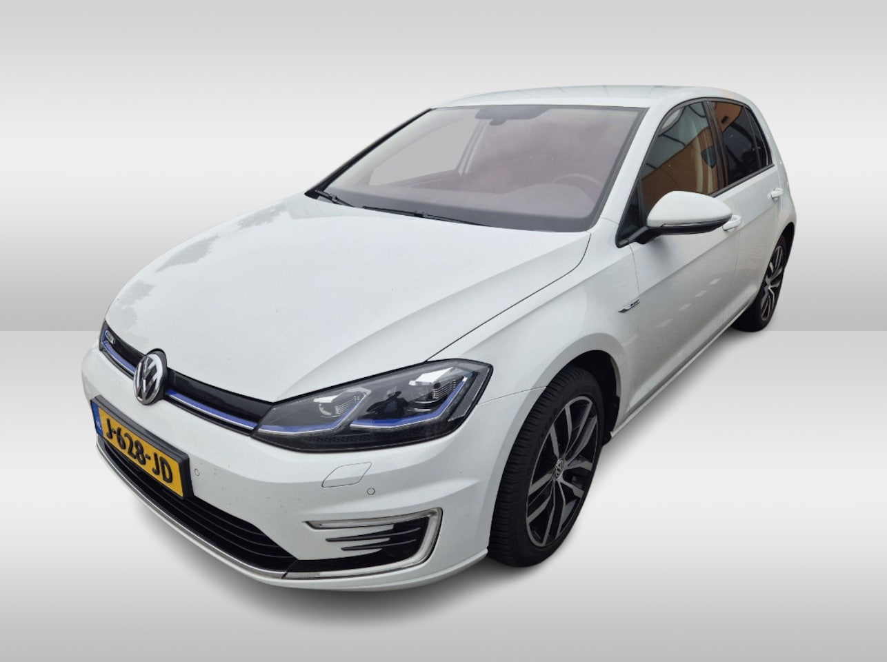 Volkswagen e-Golf - E-DITION / CarPlay / Virtual Cockpit / Warmtepomp / 17'' / Parkeerhulp V+A / Stoelverwarmi - AutoWereld.nl