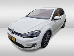 Volkswagen e-Golf - E-DITION / CarPlay / Virtual Cockpit / Warmtepomp / 17'' / Parkeerhulp V+A / Stoelverwarmi
