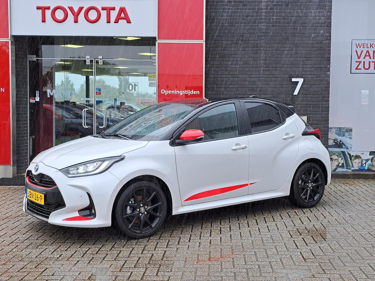 Toyota Yaris - 1.5 HYBRID EXECUTIVE AFN-TREKHAAK 17"LMV LED HALF-LEDER/STOELVERW. PARK-SENSOREN PRIVACY-G - AutoWereld.nl