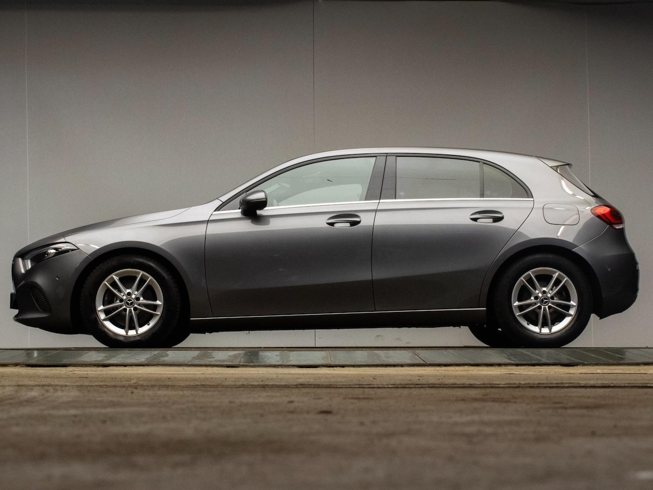 Mercedes-Benz A-klasse - 200 Business Sport (STERRENHEMEL,APPLE CARPLAY,NAVI,SPORTSTOELEN,STOELVERWARMING,CAMERA,LE - AutoWereld.nl