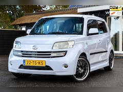Daihatsu Materia - 1.5 Soul Airco I 17 Inch I Cruise Control I Achterspoiler I Wit parelmoer I Bluetooth I Ac