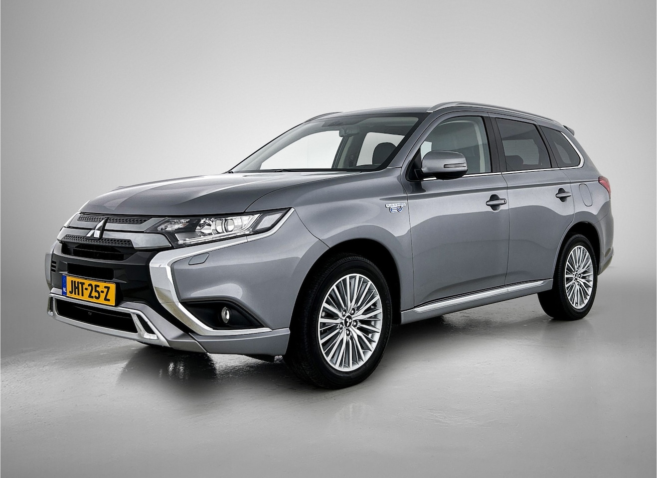Mitsubishi Outlander - 2.4 PHEV Intense 18" Lichtmetaal | Camera achter | Navigatie | Leder/Alcantara - AutoWereld.nl