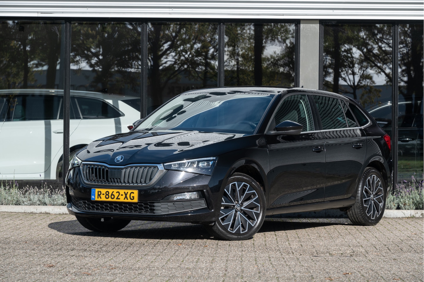 Skoda Scala - 1.0 TSI Business Edition DSG | Navi | Camera | ACC | Dodehoek | Keyless | Elek. Achterklep - AutoWereld.nl