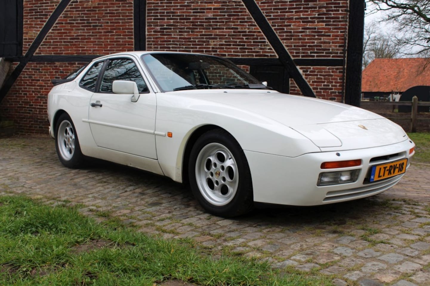 PORSCHE 944 TURBO