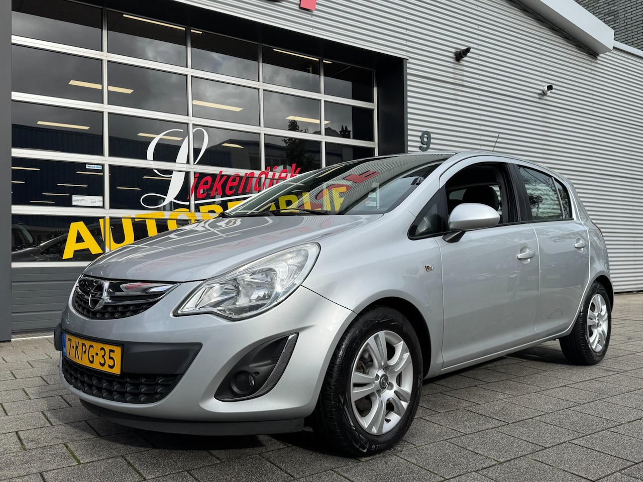 Opel Corsa - 1.2-16V Berlin - Airco I Comfort pakket I Sport velgen I Trekhaak I Dealer onderhouden - AutoWereld.nl