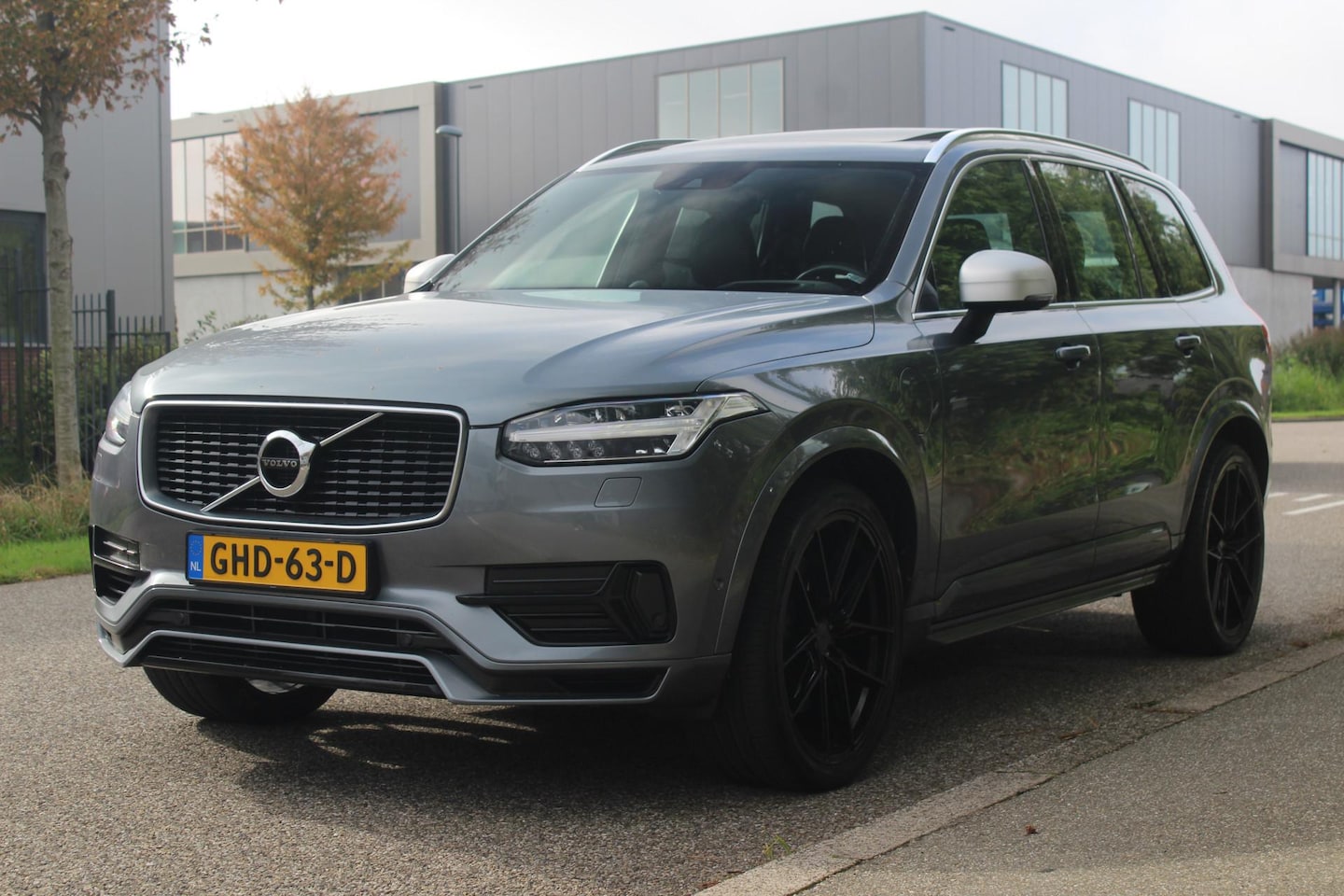 Volvo XC90 - 2.0 T8 Twin Engine AWD R-Design | Pano | B&W | Trekhaak | Luchtvering - AutoWereld.nl