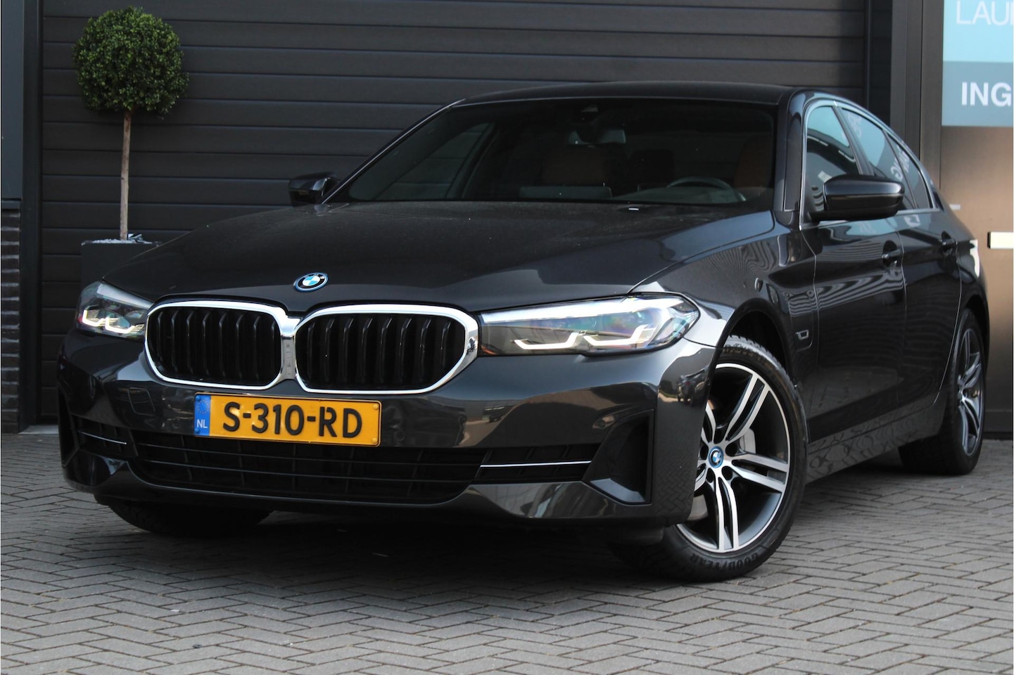 BMW 5-serie - 530e Business Edition Plus | Leder | Trekhaak | Memory - AutoWereld.nl