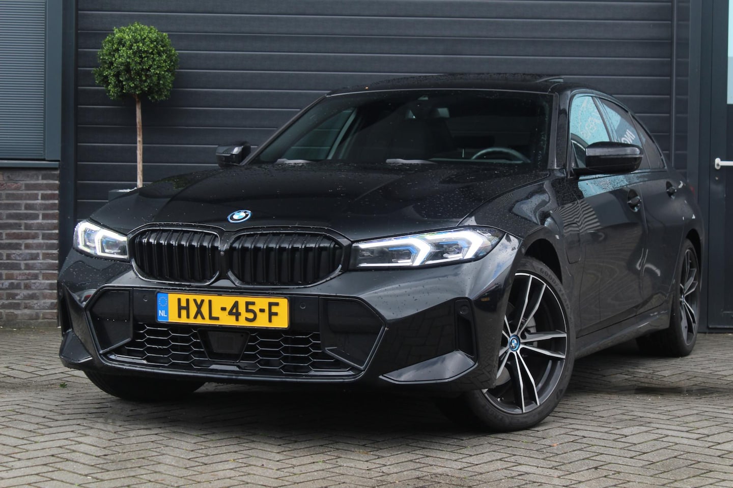 BMW 3-serie - 330e xDrive M Sport |  Pano | Laser | H+K - AutoWereld.nl