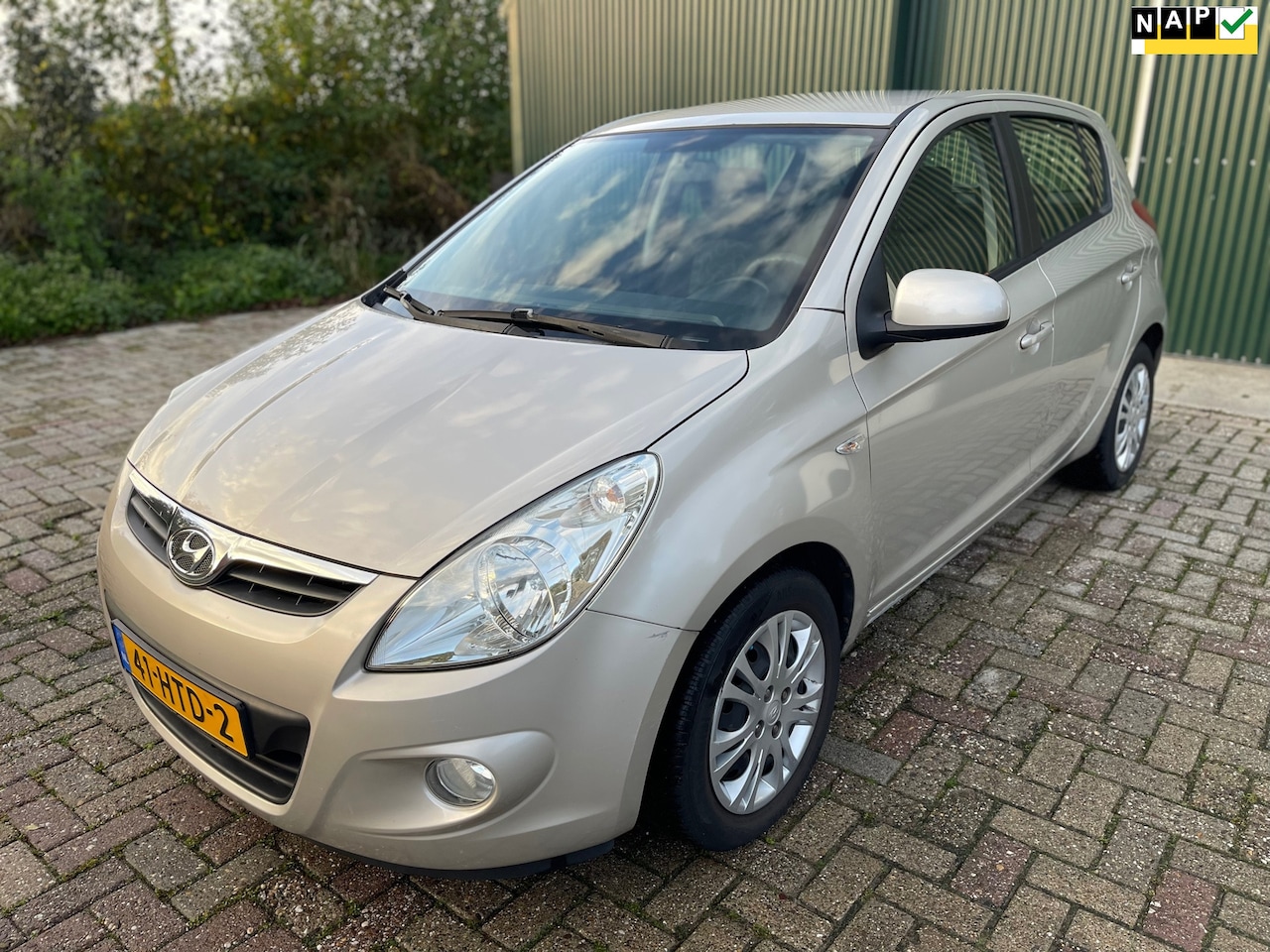 Hyundai i20 - 1.4i DynamicVersion 2e eigenaar / Airco / elektr. ramen / APK - AutoWereld.nl