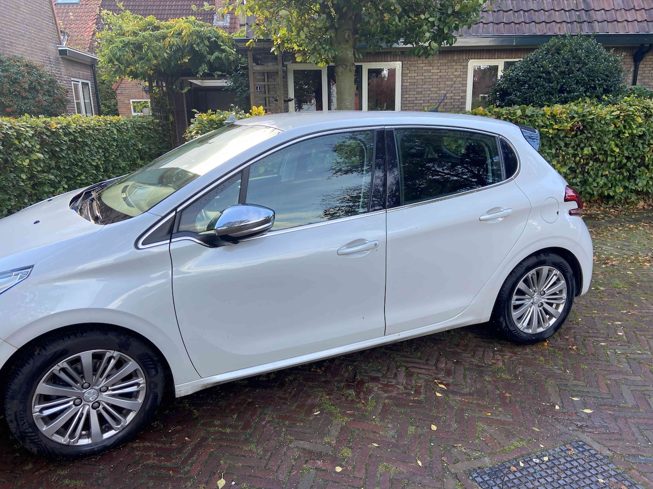 Peugeot 208 - 1.2 PureTech Blue Lease Executive Klimaatbeheersing, navigatie en parkeersensoren - AutoWereld.nl