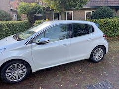 Peugeot 208 - 1.2 PureTech Blue Lease Executive Klimaatbeheersing, navigatie en parkeersensoren