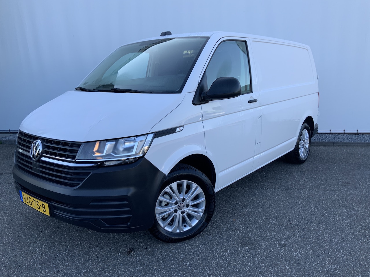 Volkswagen Transporter - 2.0 TDI L1H1 26 Economy Business 2.0 TDI L1H1 26 Economy Business - AutoWereld.nl