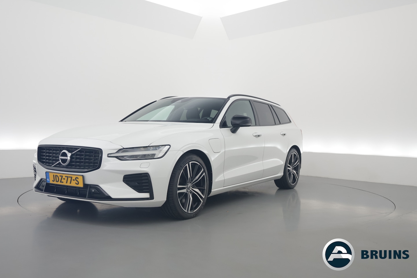Volvo V60 - T8 Recharge R-design | Memory Seats | Harman Kardon | Elek. Trekhaak | Pilot Assist | Came - AutoWereld.nl