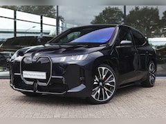 BMW iX - xDrive45 M Sport / Panoramadak / Trekhaak / Stoelventilatie / Soft-Close / Adaptief onders