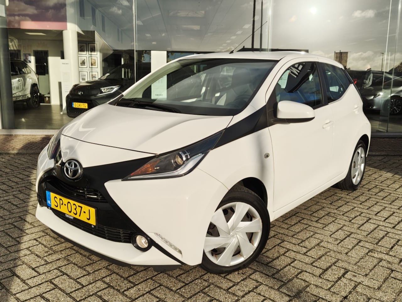 Toyota Aygo - 1.0 VVT-i x-play | Navi | Achteruitrijcamera | Airco | Radio - AutoWereld.nl