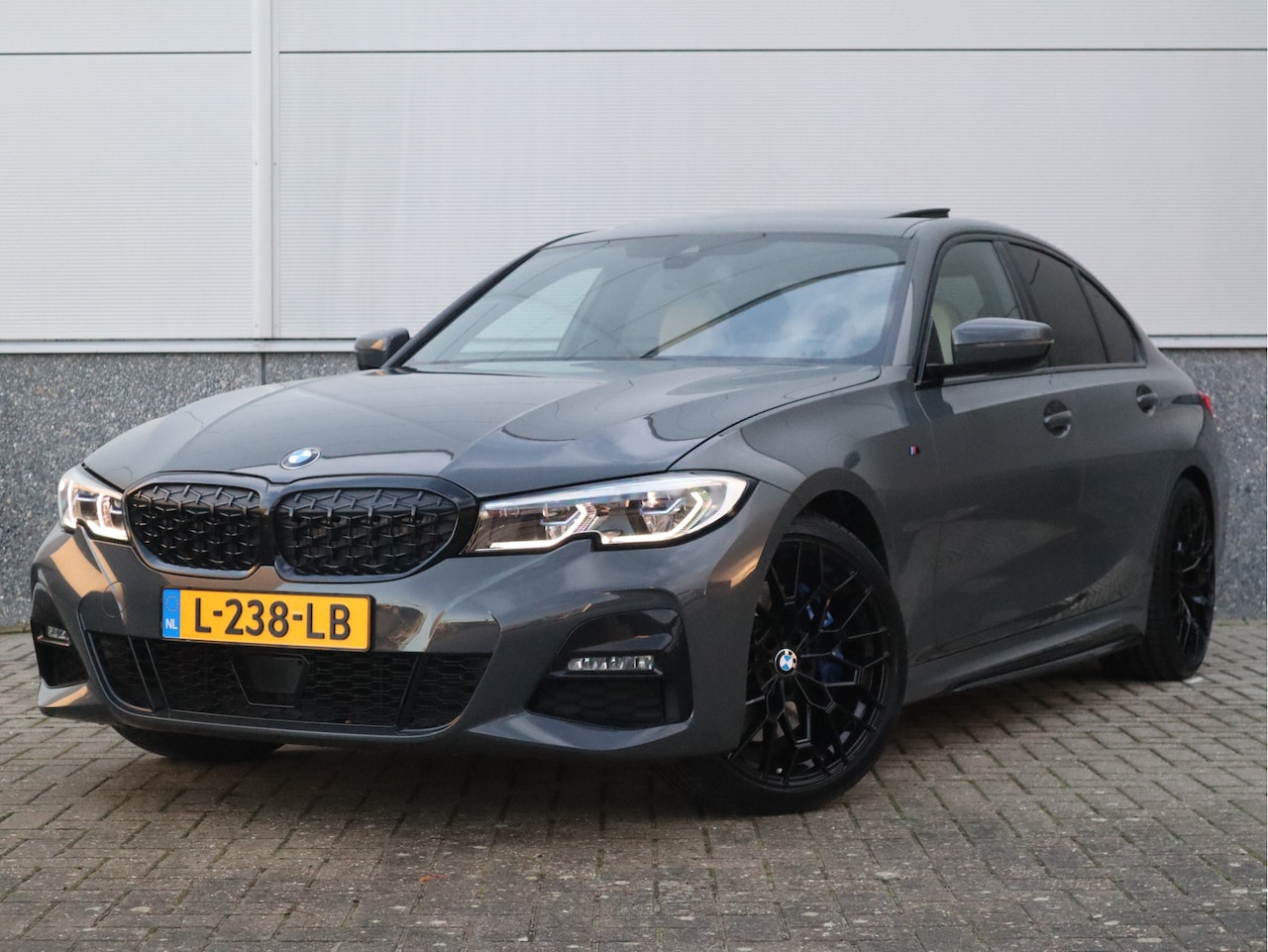BMW 3-serie - 330i M-Sport Panorama / Harman Kardon / Laser / Leder / M Performance / - AutoWereld.nl