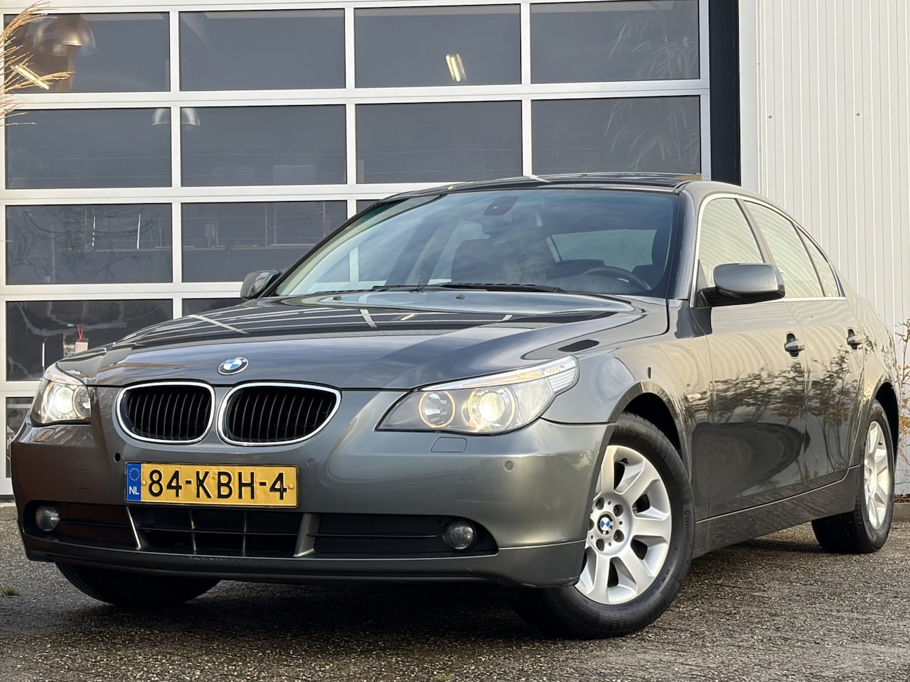 BMW 5-serie - 520i 170pk | Cruise control | Elektrisch glazen schuif-/kanteldak | Navigatiesysteem | Par - AutoWereld.nl