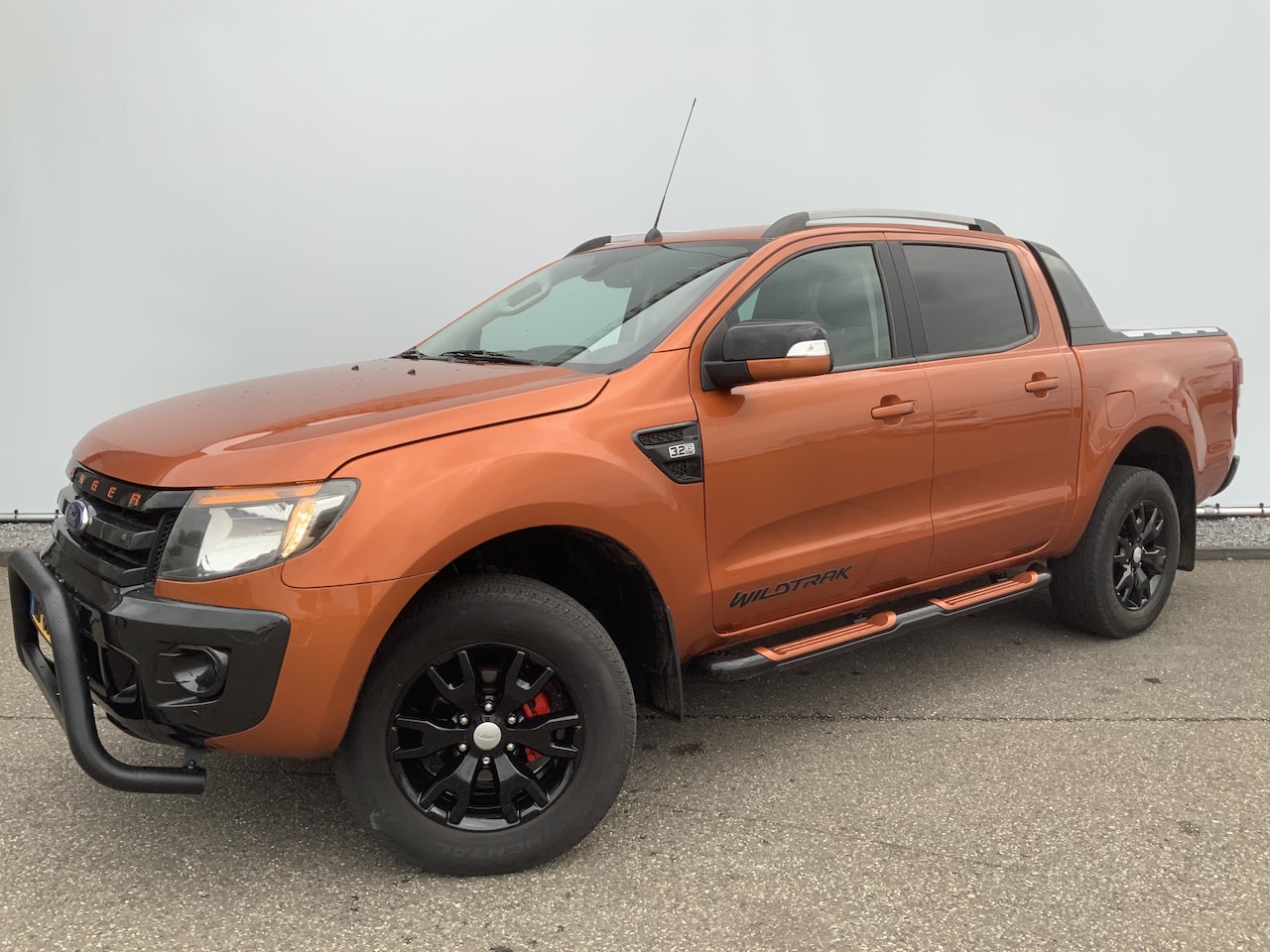 Ford Ranger - 3.2 TDCi Wildtrak Super Automaat Cab Airco Cruise Leer Side Bar Trekhaak 3500 kg Alu Velg - AutoWereld.nl