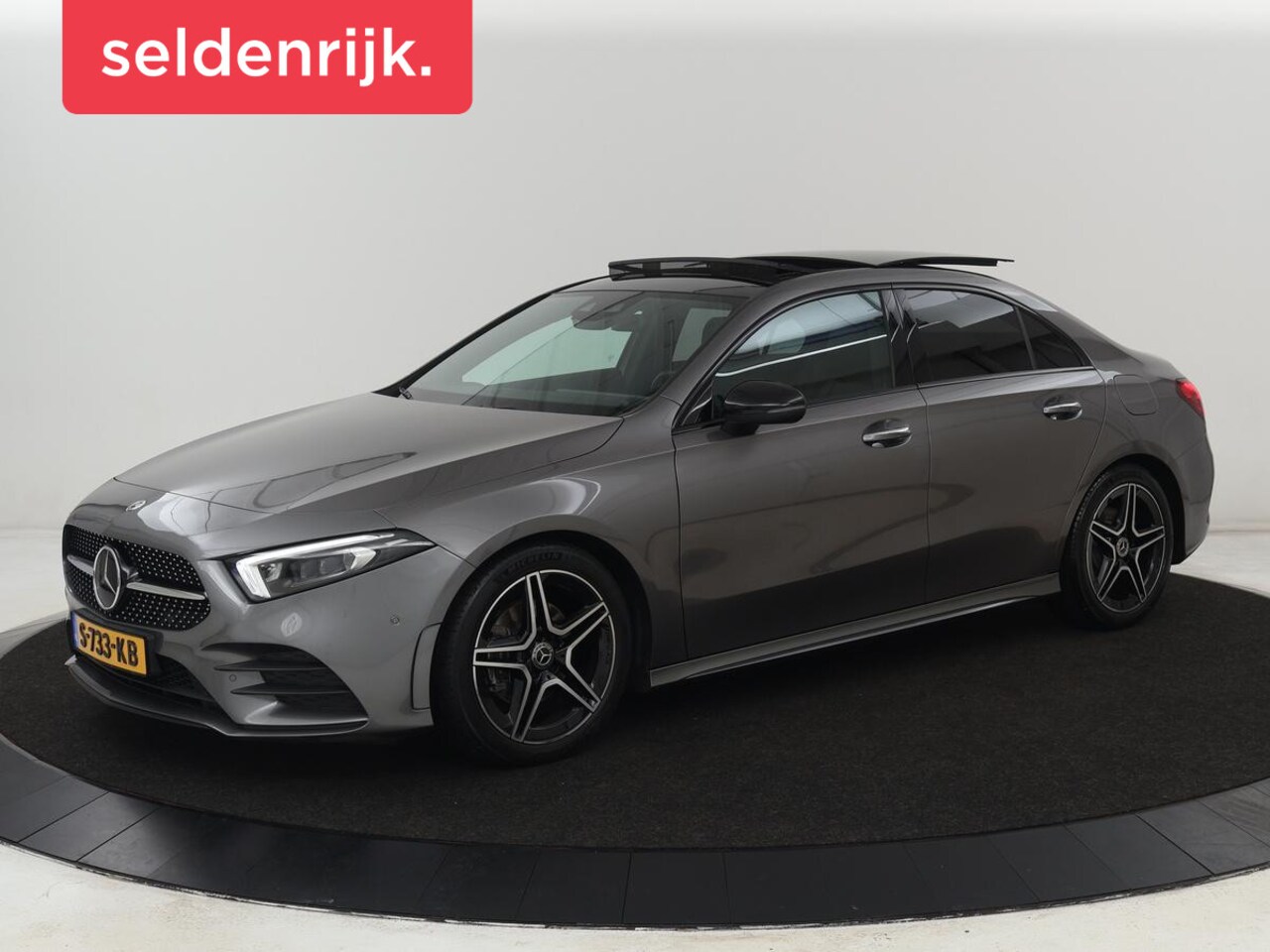 Mercedes-Benz A-klasse - 200 AMG | Panoramadak | Trekhaak | Carplay | Adaptive cruise | Stoelverwarming | Camera | - AutoWereld.nl
