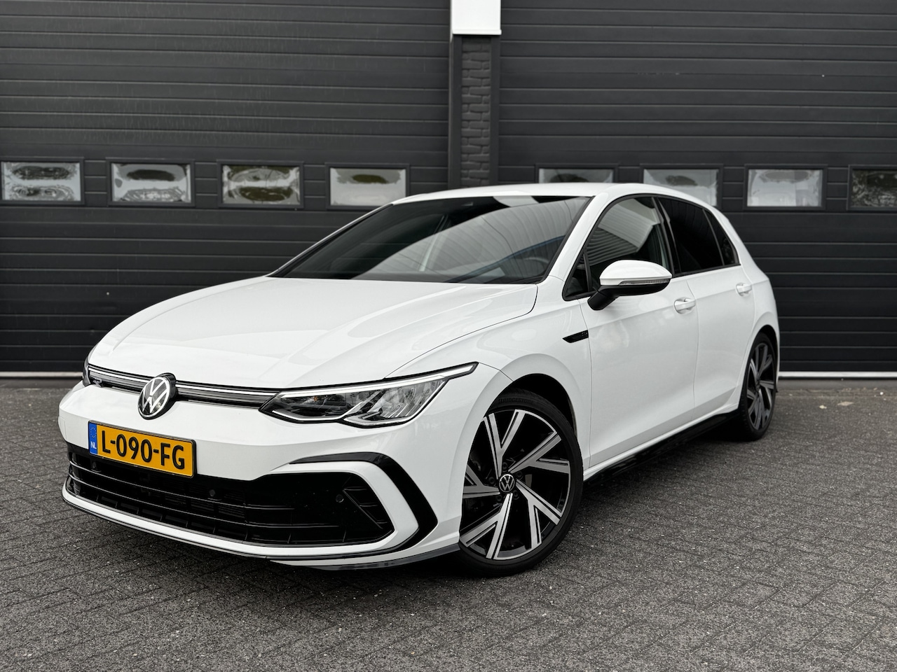 Volkswagen Golf - 1.5 eTSI R-Line | ACC | Climate | Navi | Carplay |Sfeerverl. | €19.950,- Incl. - AutoWereld.nl