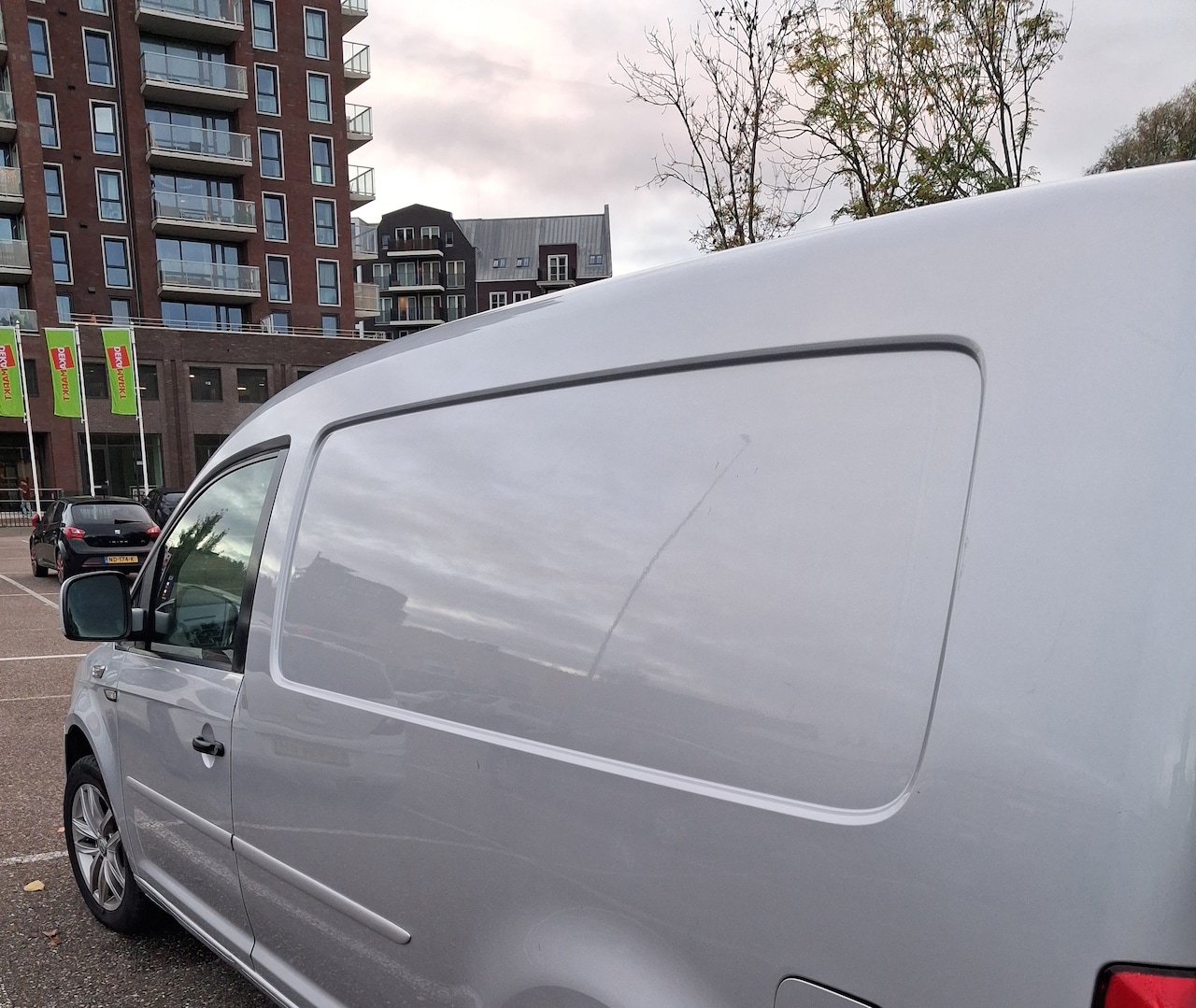 Volkswagen Caddy - 2.0 TDI L2H1 BMT Maxi Highline De bumper voor heeft een kleine beschadiging ..voor derrest een prima auto ...net gekeurd - AutoWereld.nl