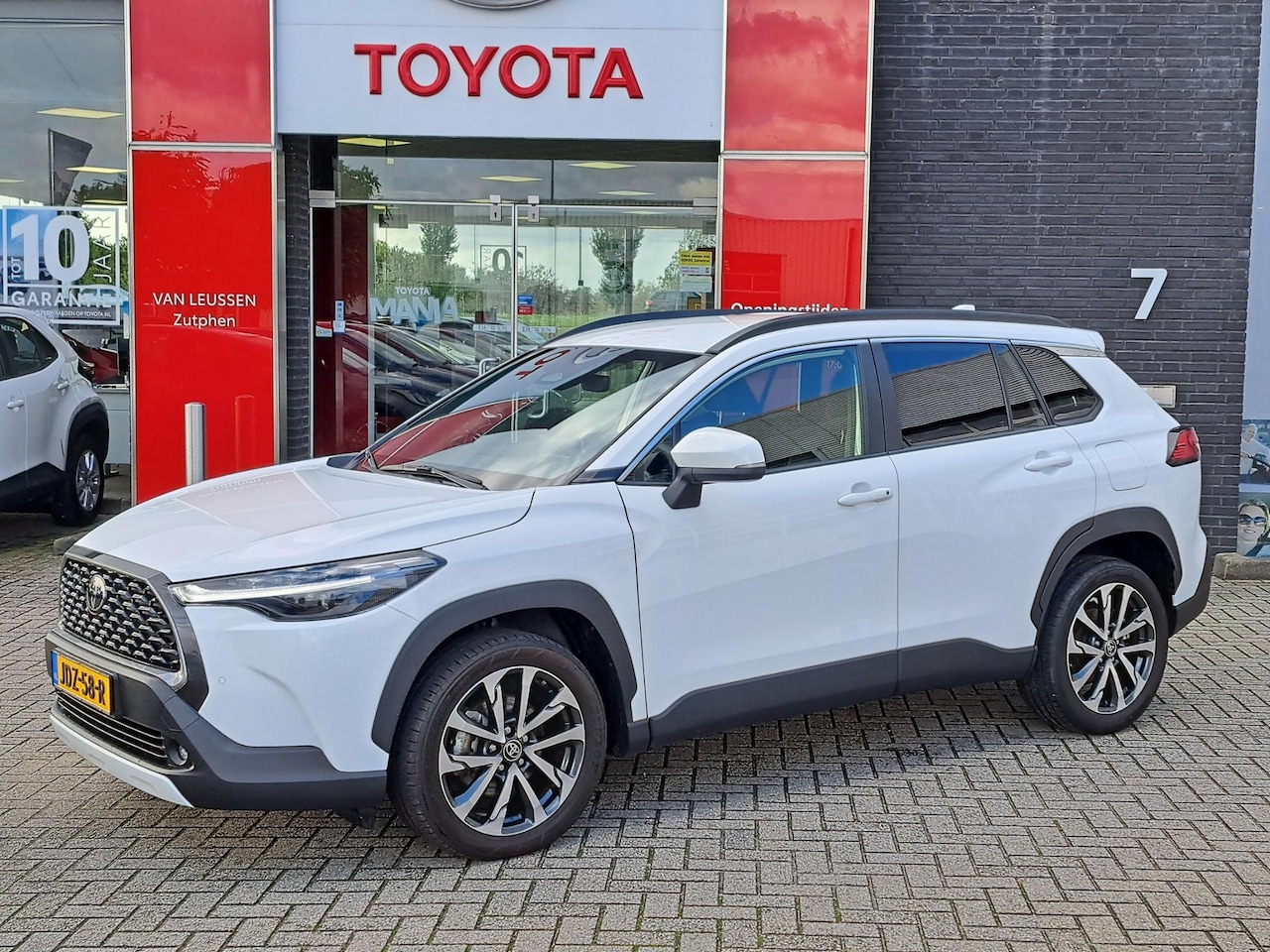 Toyota Corolla Cross - Hybrid 140 Dynamic PDC ADAPTIVE CRUISE CONTROL APPLE CAR PLAY & ANDROID AUTO - AutoWereld.nl