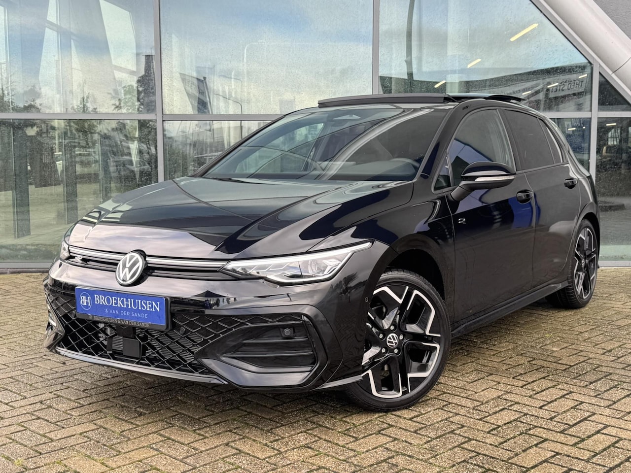Volkswagen Golf - 1.5 eTSI R-Line Edition 150pk Panoramadak / Camera / Stoel-Stuur verwarming - AutoWereld.nl