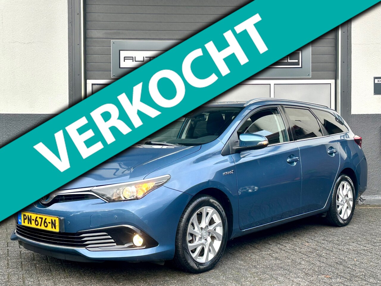 Toyota Auris Touring Sports - 1.8 Hybrid Dynamic I AIRCO I CRUISE I KEYLESS I PANODAK - AutoWereld.nl