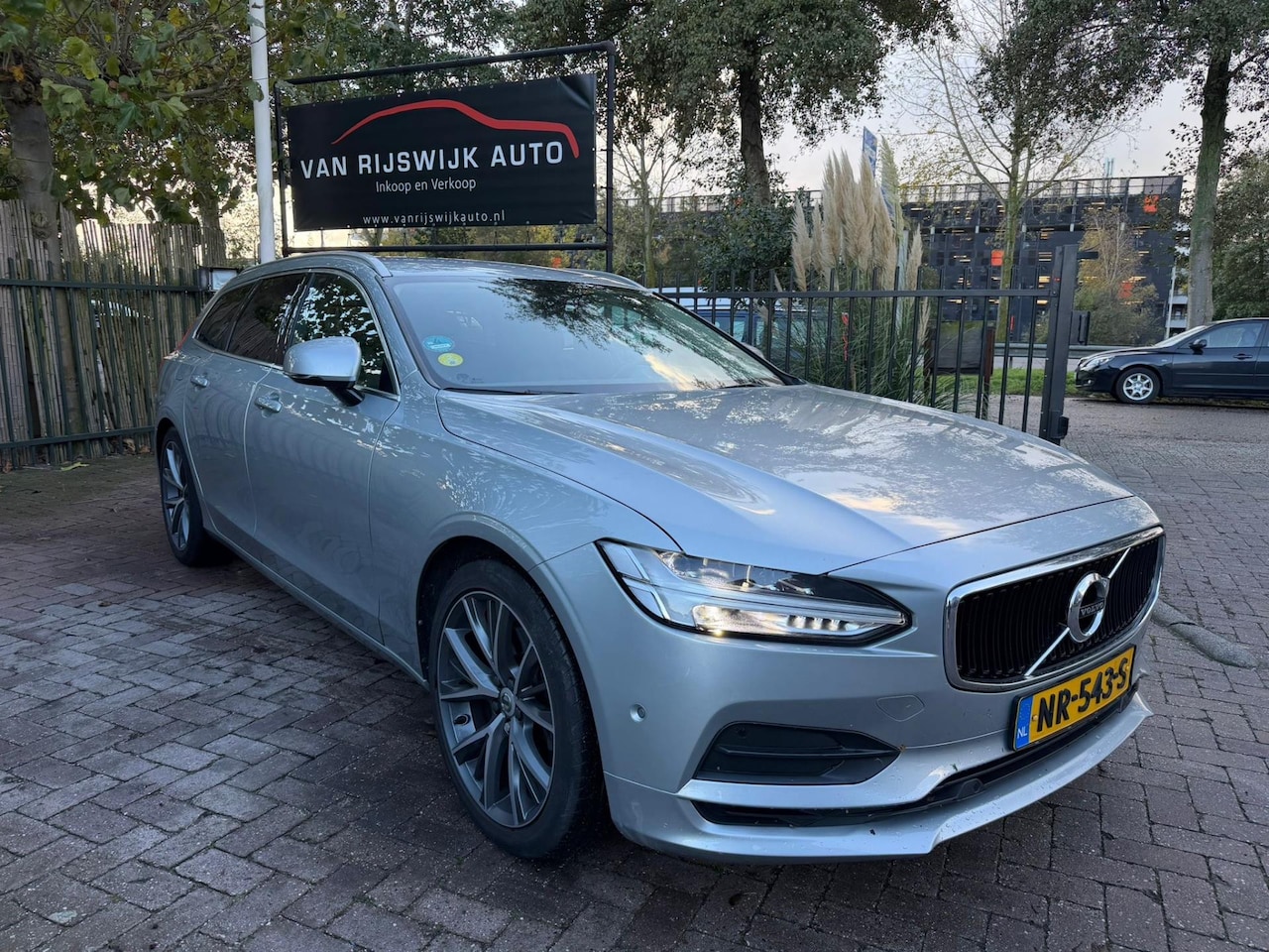 Volvo V90 - 2.0 D4 Momentum Xenon Leder Nav Dealer-Ond Pdc - AutoWereld.nl