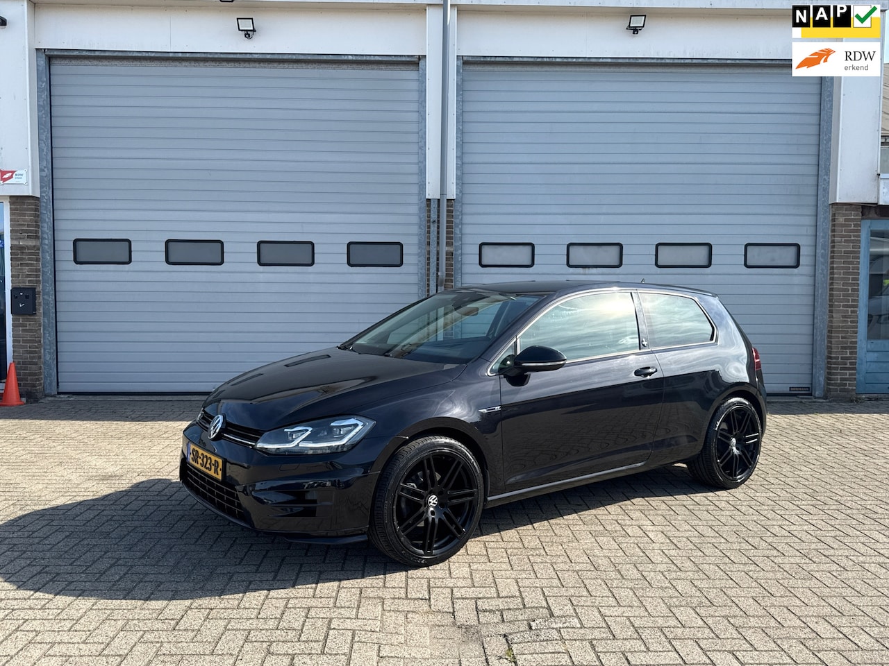Volkswagen Golf - 1.5 TSI Highline FaceLift Black on Black - AutoWereld.nl