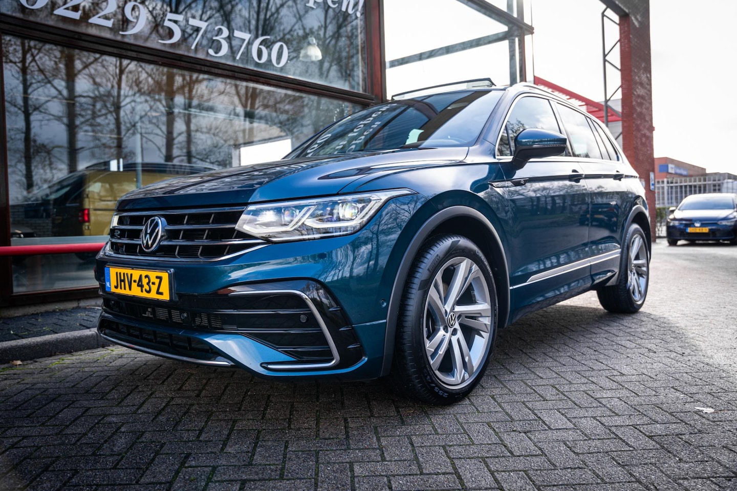 Volkswagen Tiguan - R-line 1.5 TSI 150pk Elegance | LED verl. | Panoramadak | Leder | Memory | Camera | Naviga - AutoWereld.nl