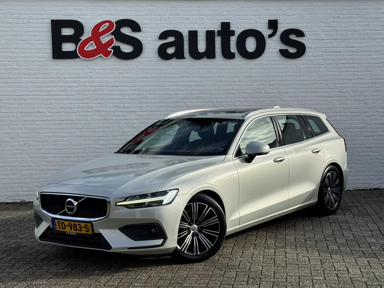 Volvo V60 - 2.0 D4 Momentum Adaptive cruise Climate control Parkeercamera met sensoren Apple / Android - AutoWereld.nl