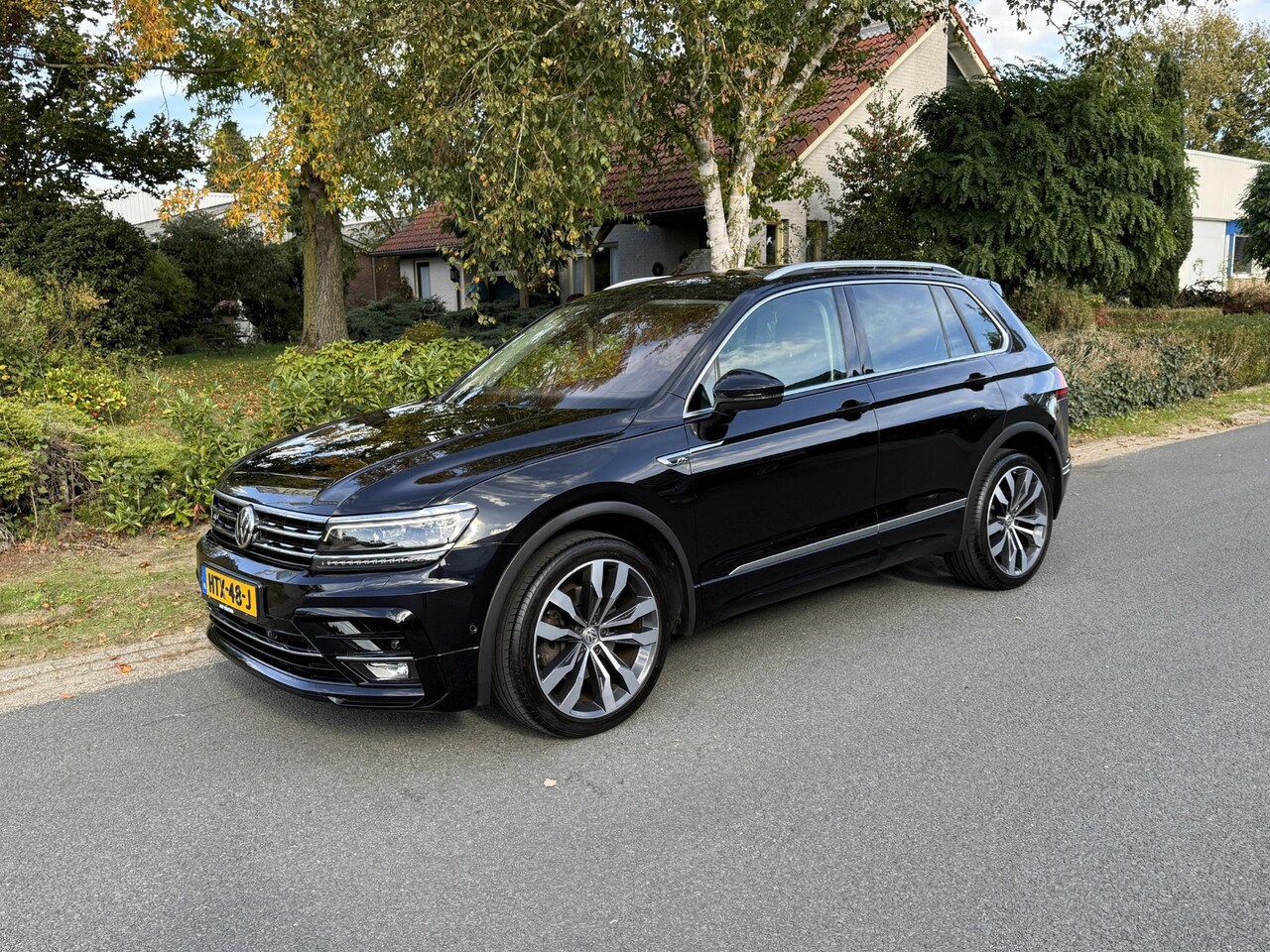 Volkswagen Tiguan - 2.0 TSI 4Motion 220PK DSG R-Line•Pano•Trekhaak - AutoWereld.nl