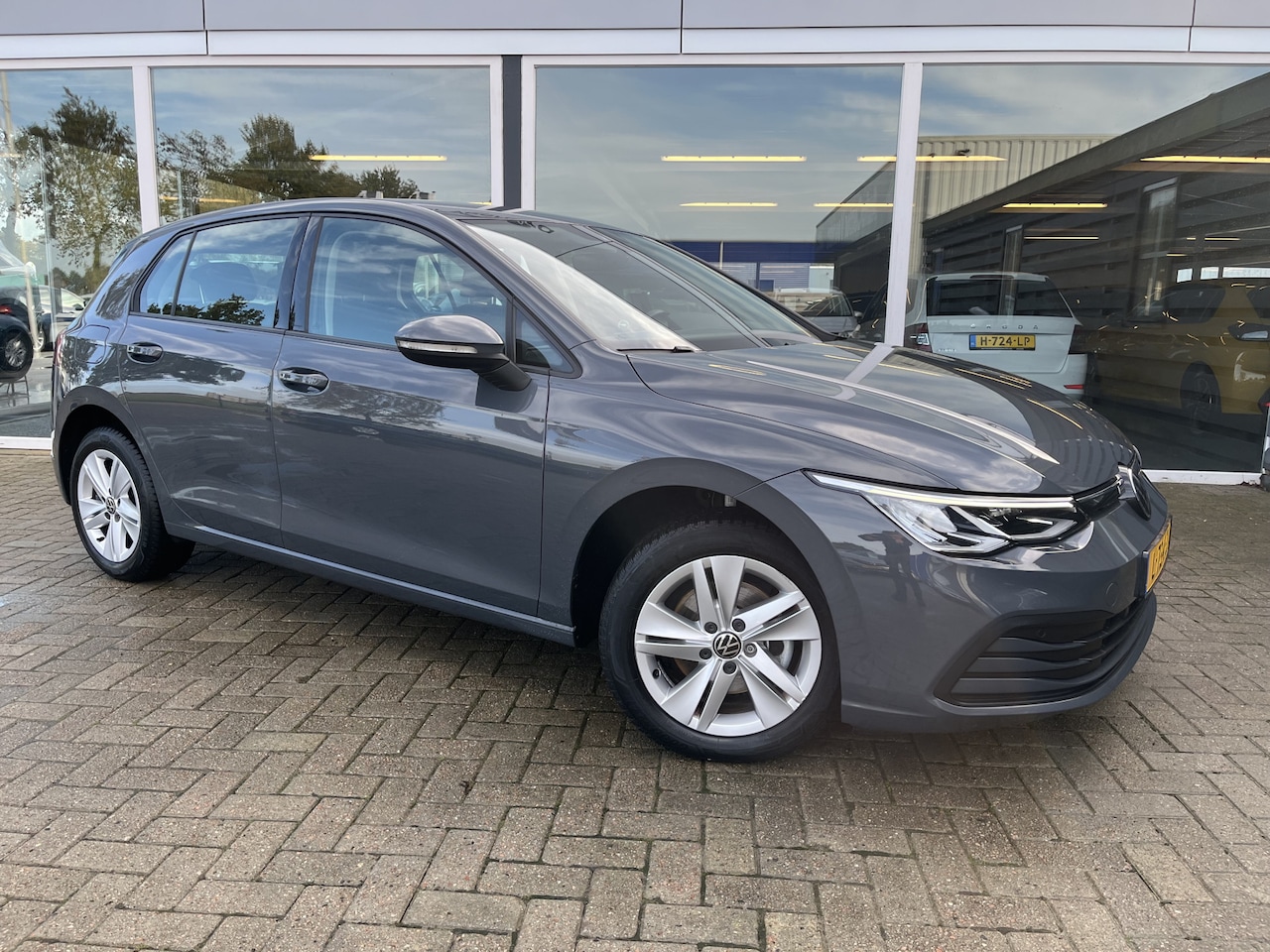 Volkswagen Golf - 1.0 TSI Life 50% deal 8.475,- ACTIE Carplay / Clima / Cruise / LMV - AutoWereld.nl