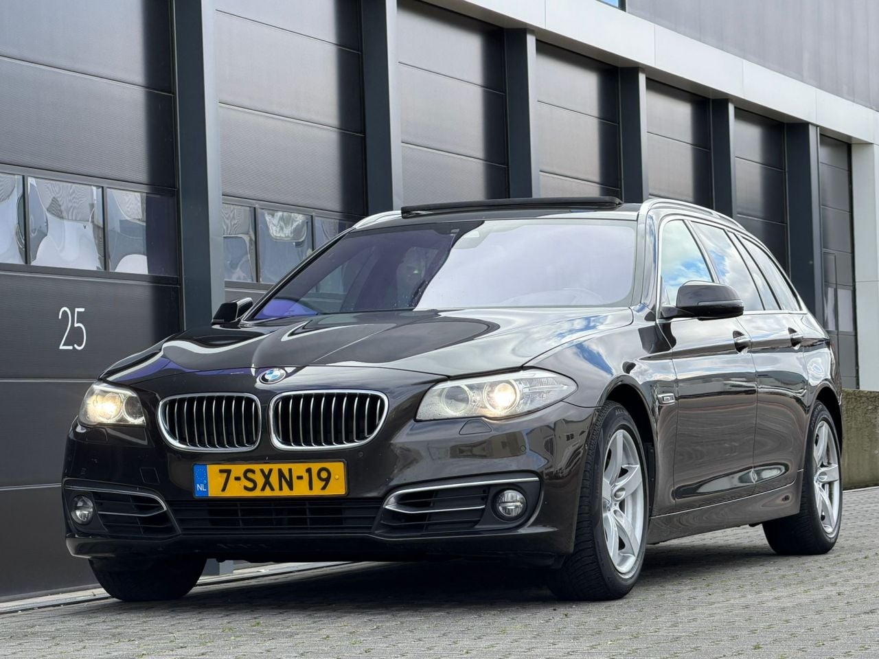 BMW 5-serie Touring - 530d Virtual Cockpit Hade-Up Pano - AutoWereld.nl