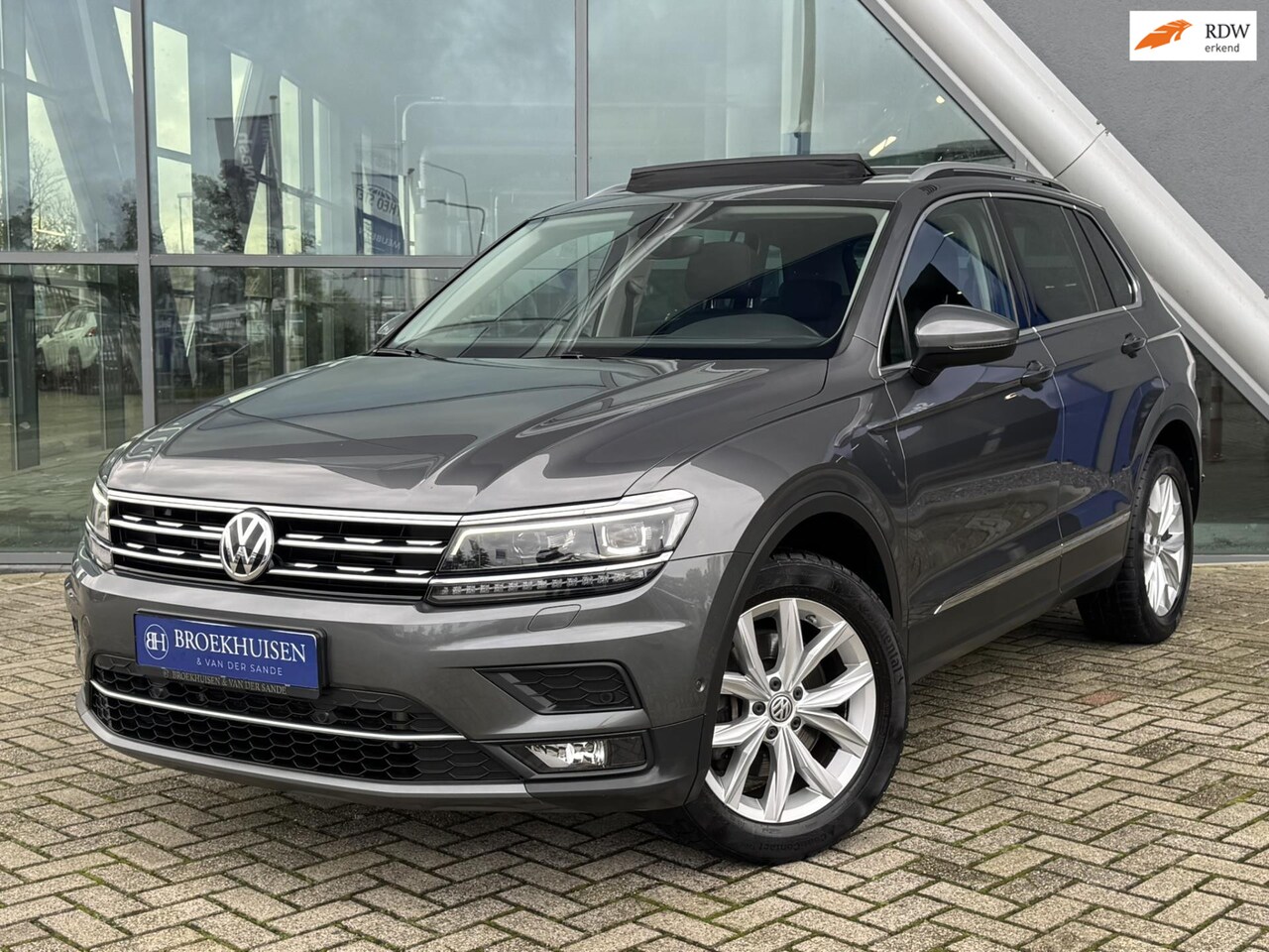 Volkswagen Tiguan - 2.0 TSI 4Motion Highline 180pk Panoramadak / Elek. Trekhaak / Stuur-Stoelverwarming - AutoWereld.nl