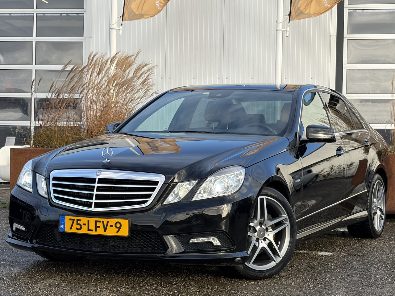 Mercedes-Benz E-klasse - 350 CGI Avantgarde 393pk | Youngtimer | Audio-navigatie full map | Bi-xenon koplampen | Le - AutoWereld.nl