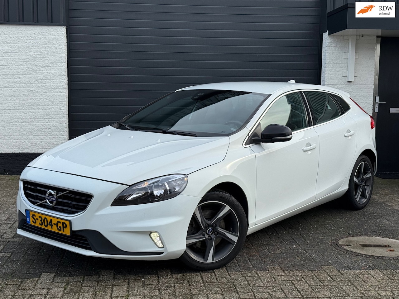 Volvo V40 - T2 R-Design Summum | 2016 | 122 pk | Half leder/Alcantara | Dealer onderhouden | Wit - AutoWereld.nl