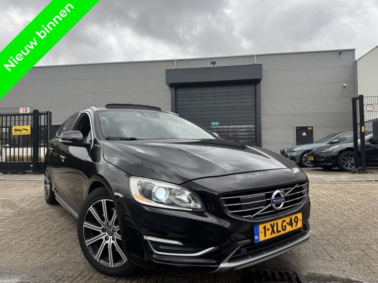 Volvo V60 - 2.4 D6 AWD Automaar Pano|Leer 2014 - AutoWereld.nl