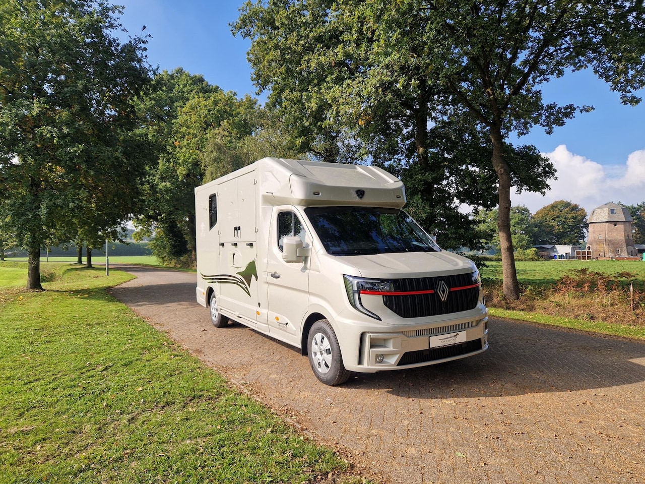 Renault Master Pro - Nieuw model MTM paardenwagen voor 2 paarden met een Pro-Safety hengsten uitvoering! - AutoWereld.nl