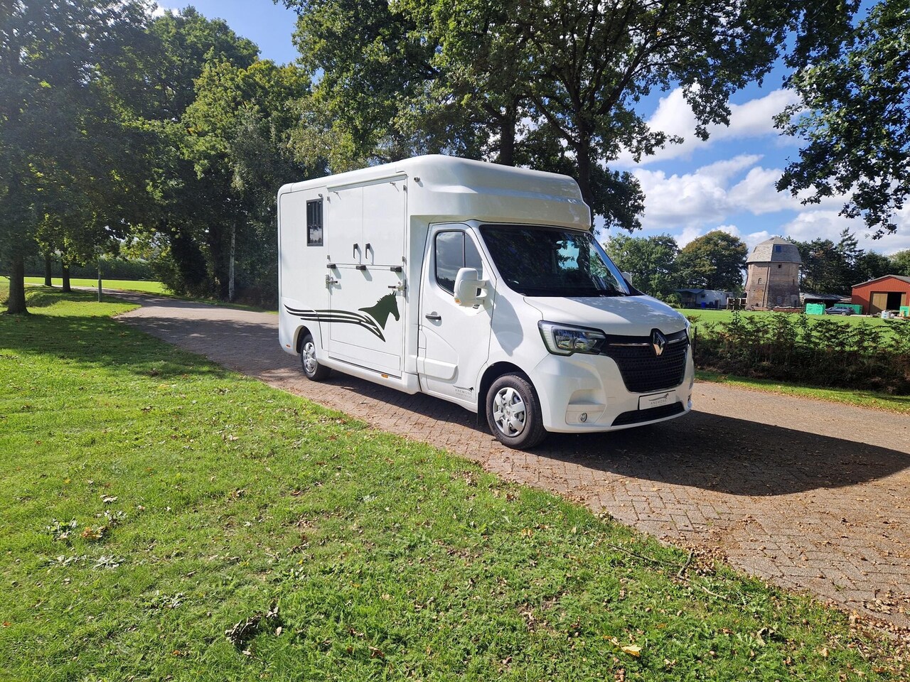 Renault Master - Demo Anemone paardenwagen voor 2 paarden hengsten uitvoering - AutoWereld.nl