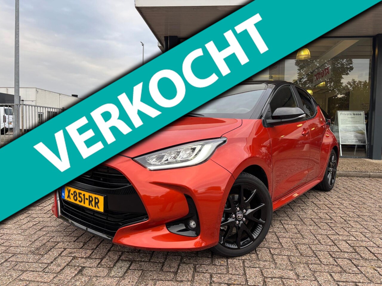 Toyota Yaris - 1.5 Hybrid Bi-tone|Trekhaak - AutoWereld.nl
