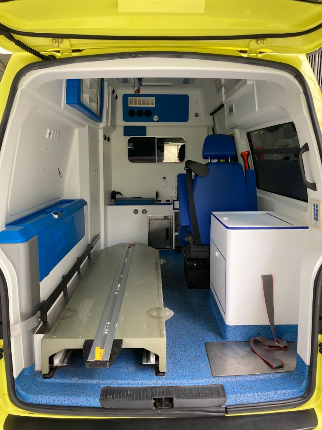 Volkswagen Transporter - T6 Ambulance - AutoWereld.nl