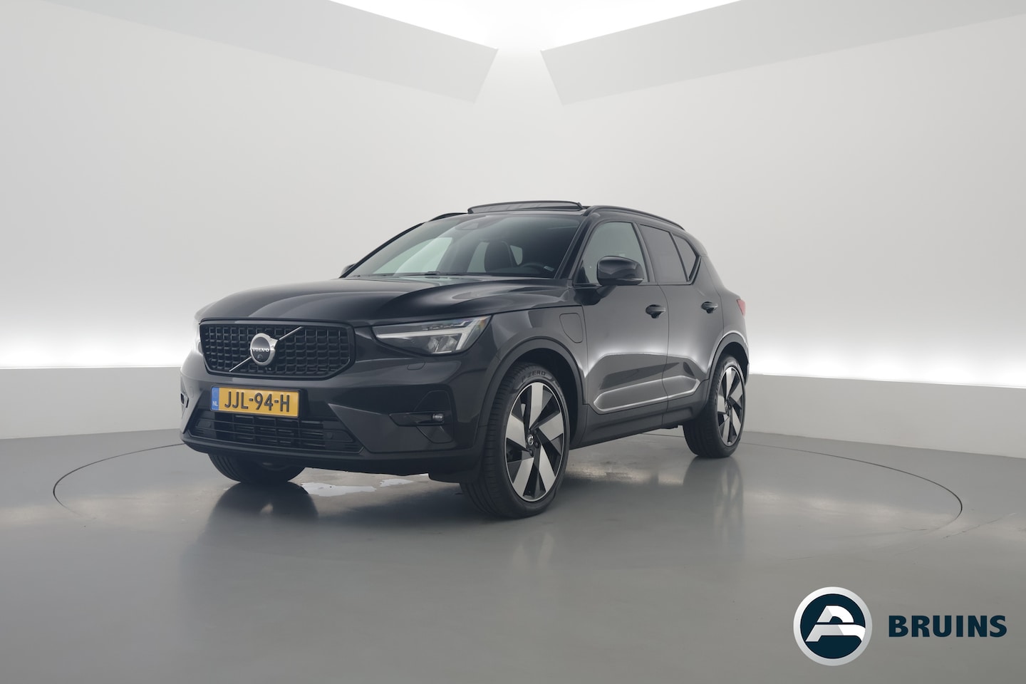 Volvo XC40 - 1.5 T5 Plug-in hybrid Ultimate Dark | Facelift | Pano | Trekhaak | 360 camera | ACC | Blis - AutoWereld.nl