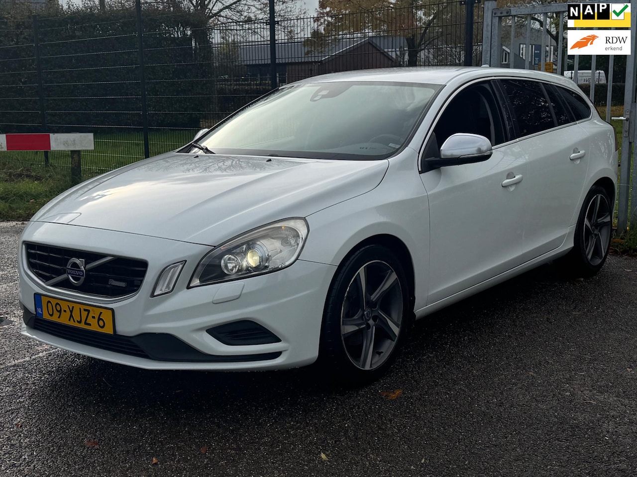 Volvo V60 - 1.6 T3 R-Design 18inch LM NAP Nette auto! - AutoWereld.nl