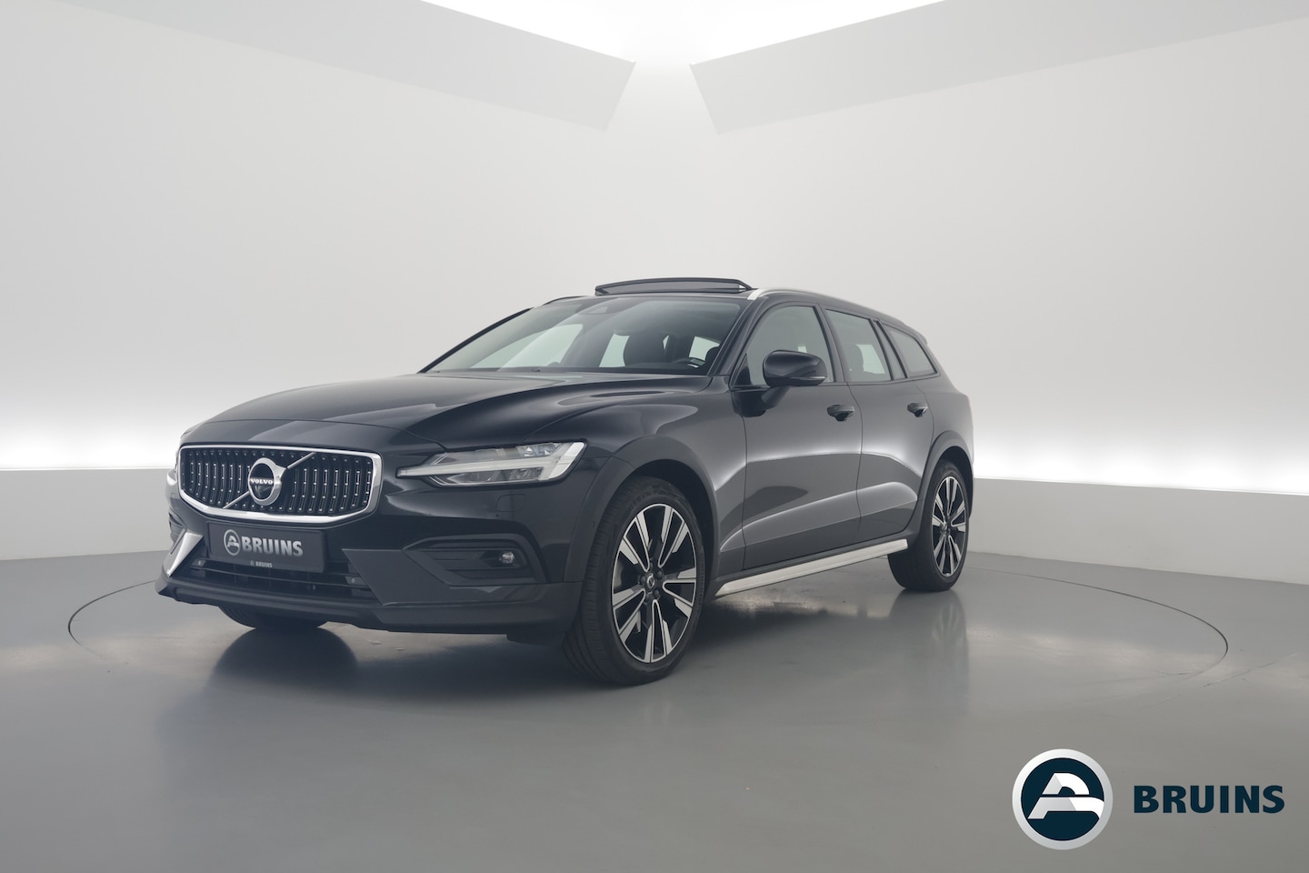 Volvo V60 Cross Country - 2.0 B5 AWD Pro | Full Option | Pano | Massage | B&W audio | Ventilatie | HUD | Trekhaak - AutoWereld.nl