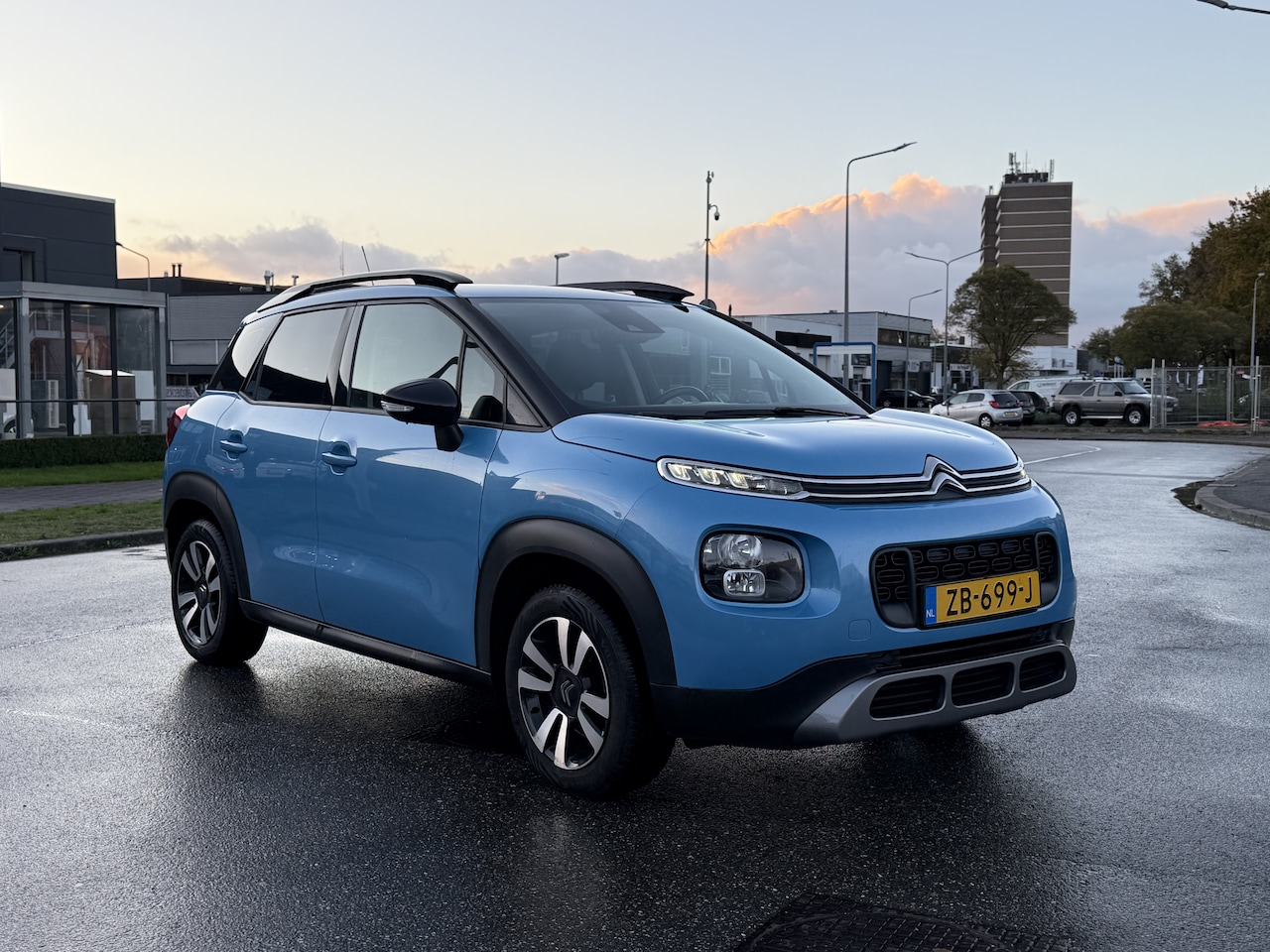 Citroën C3 Aircross - 1.2 PureTech S&S Shine 110 PK, Pdc, Cruise, App connect, Donkerglas, Navi, Clima, Trekhaak - AutoWereld.nl