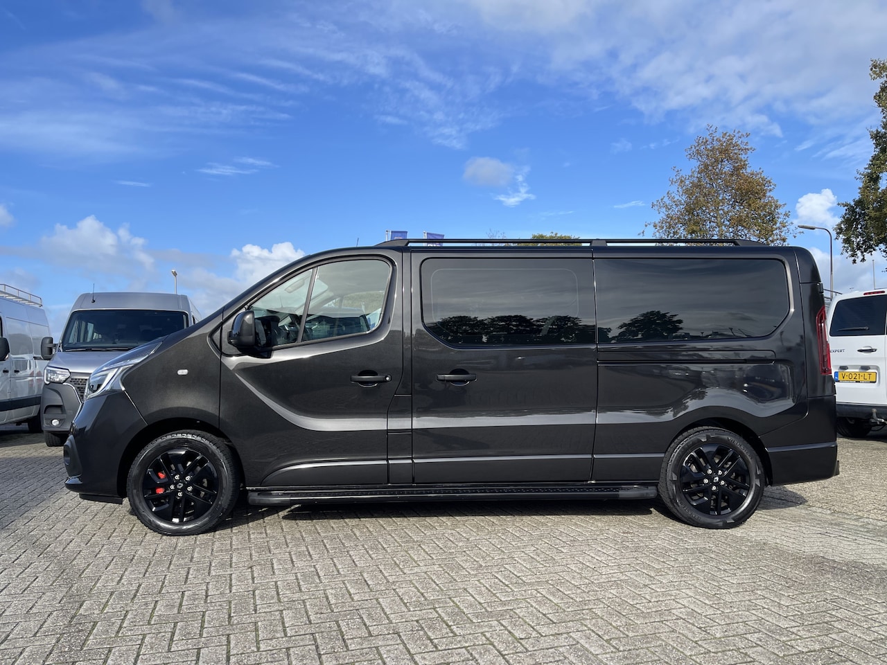 Renault Trafic - 2.0 dCi 170pk automaat T29 L2H1 DC 5 persoons Luxe / vaste prijs rijklaar € 24.950 ex btw - AutoWereld.nl