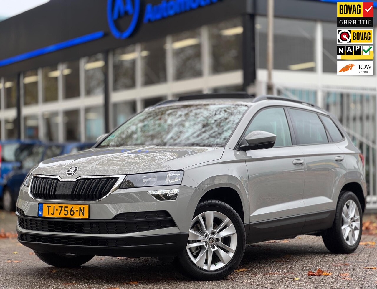 Skoda Karoq - 1.0 TSI Pano Navi Apple CarPlay Cruise Nardogrey Boekjes Dealeronderhouden Nieuwe APK - AutoWereld.nl