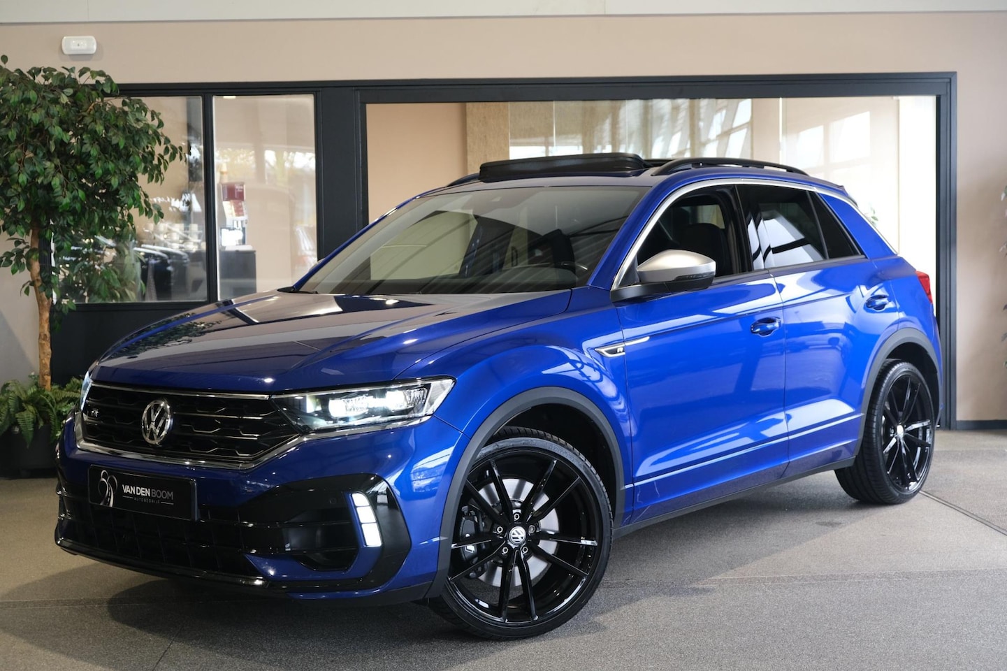 Volkswagen T-Roc - 2.0 TSI 4Motion R 300PK Pano Leder Led Cam Navi ACC Trekhaak - AutoWereld.nl